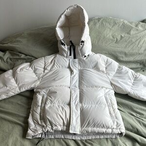 Aritzia Superpuff White Shorty cliMATTE Puffer Size S